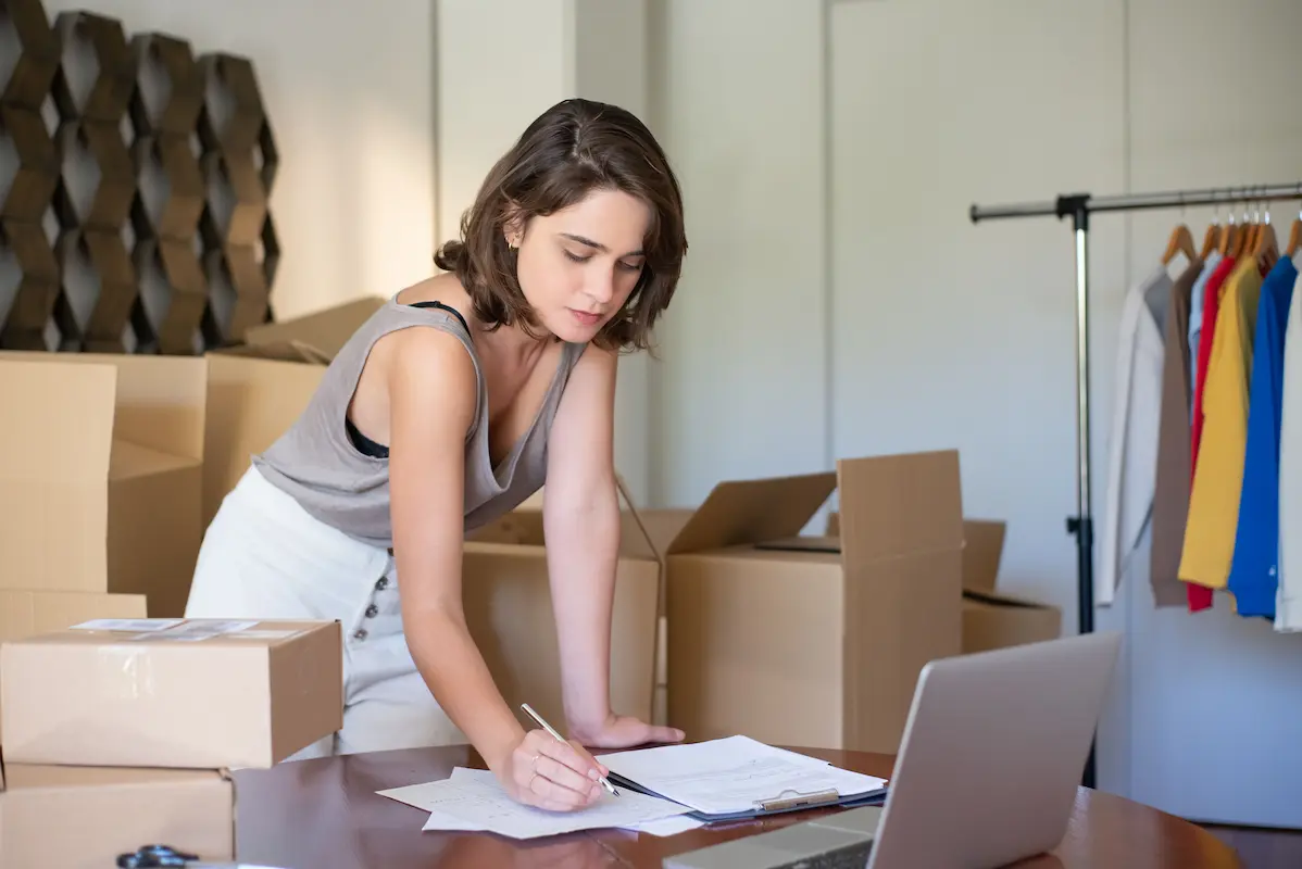 Person verpackt Bestellungen für ein kleines Online-Business im Home-Office