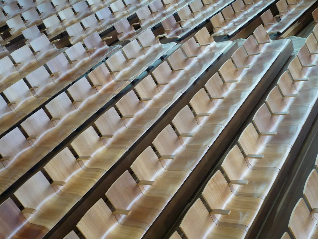 Leere Sitzreihen in einem Saal — auf der Hauptversammlung zählt der Aktienanteil, nicht die Zahl der Anwesenden