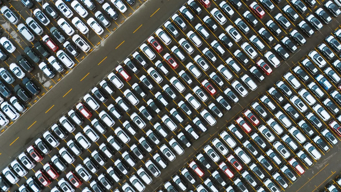 Luftaufnahme eines vollen Parkplatzes — die meiste Zeit steht ein Auto, statt gefahren zu werden