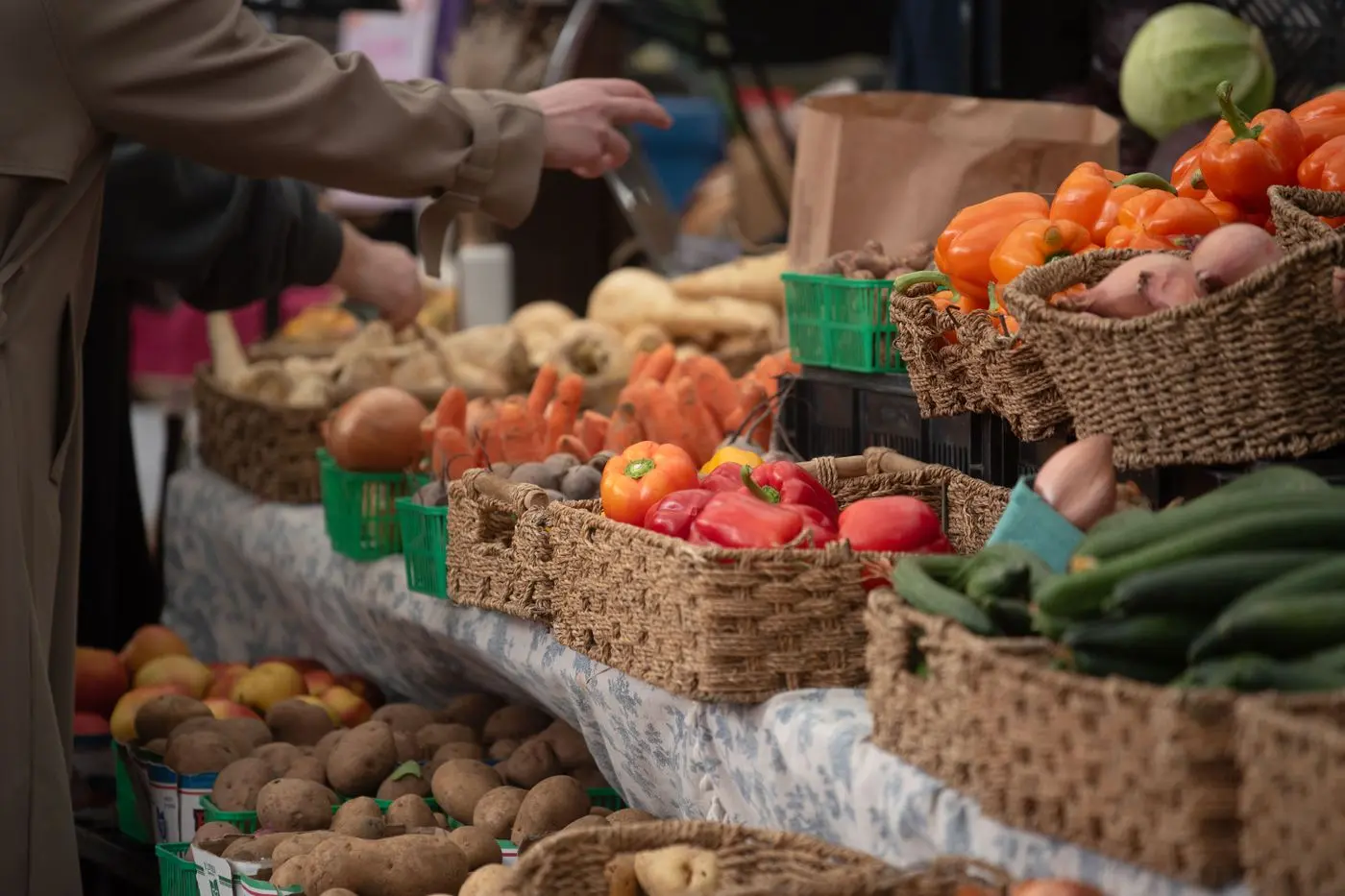 Marktstand mit frischem Gemüse — an der Börse entsteht der Preis genauso wie am Wochenmarkt