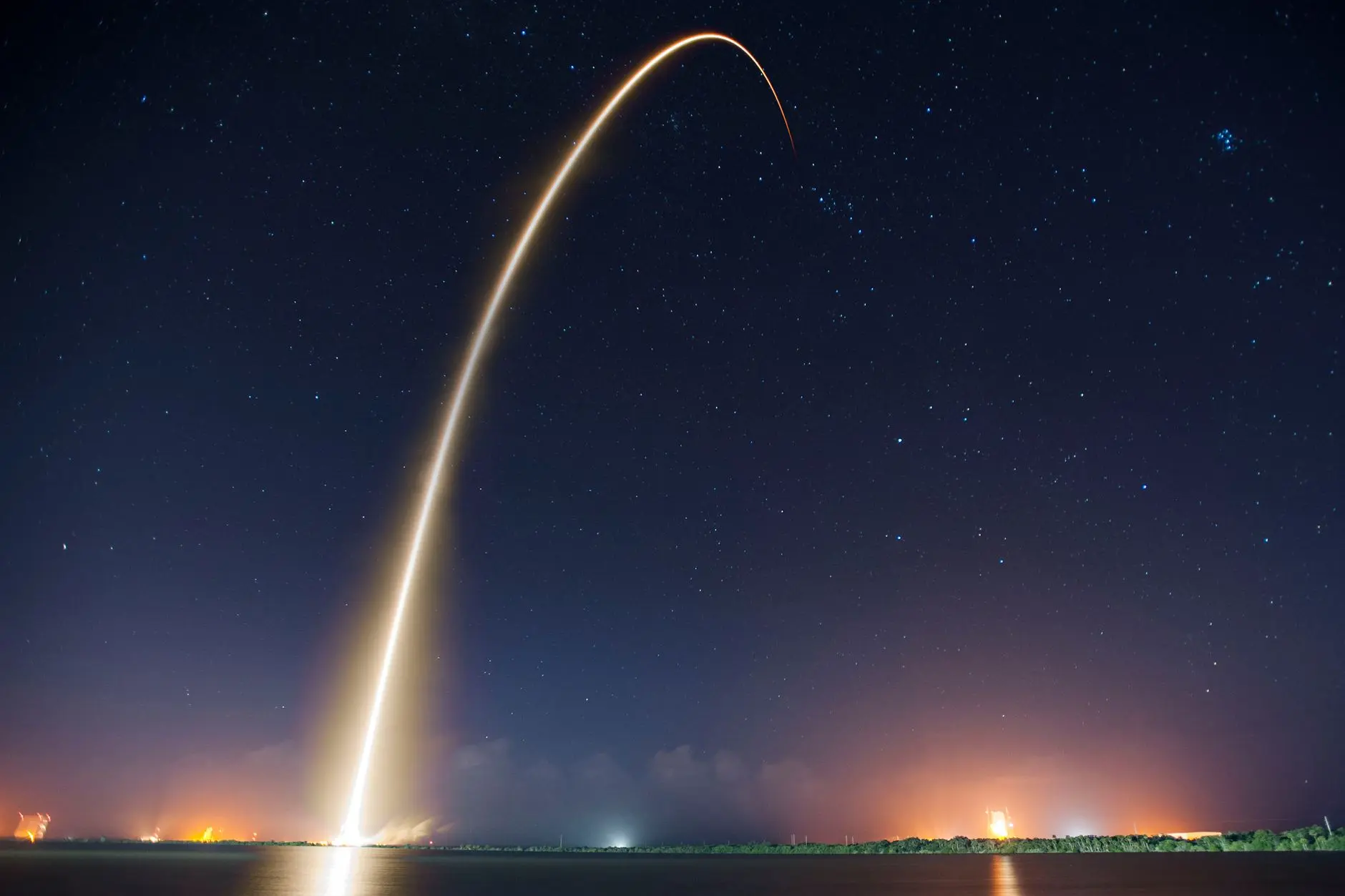 Raketenstart von SpaceX bei Nacht — der Börsengang Ablauf des größten IPO der Geschichte