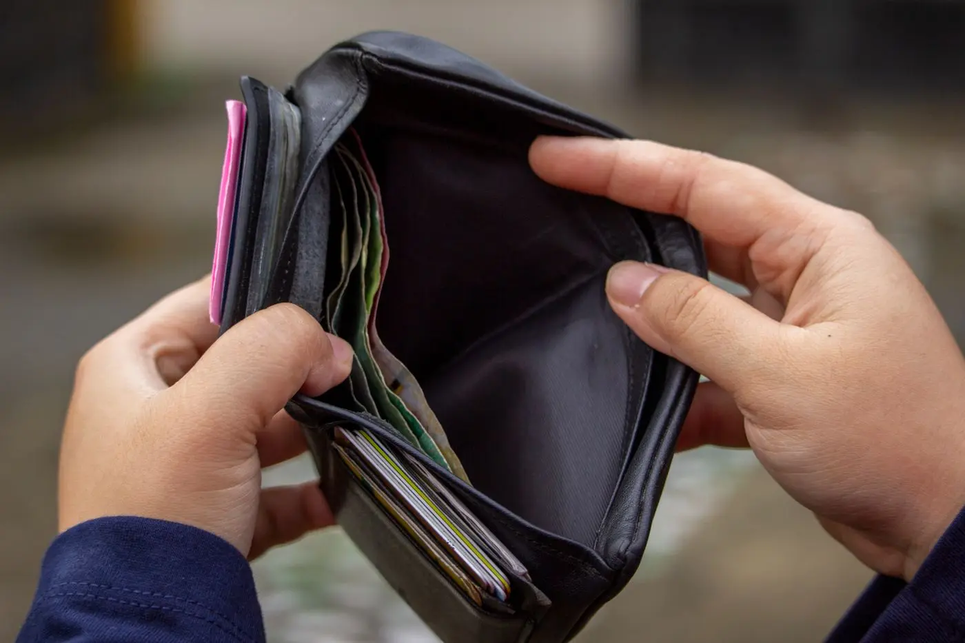 Hände halten eine leere Geldbörse — ohne Überblick ist das Geld weg, bevor man es merkt