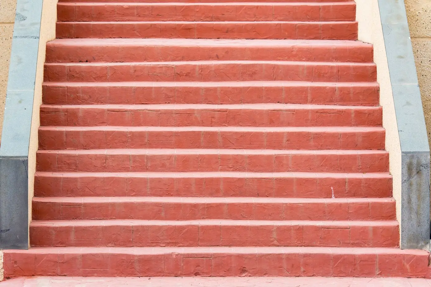Betontreppe von vorn — die Einkommensteuer steigt in Stufen, nicht auf einen Schlag