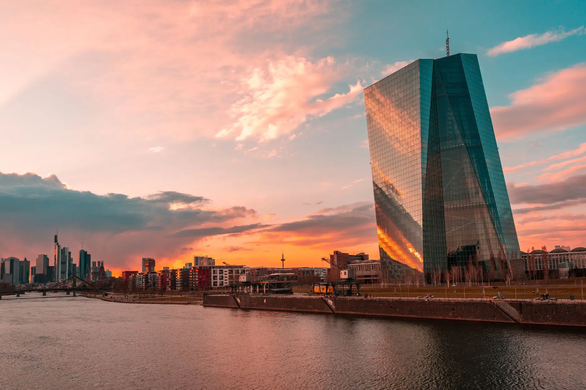 EZB-Turm in Frankfurt bei Sonnenuntergang — hier fallen die Entscheidungen über den Leitzins