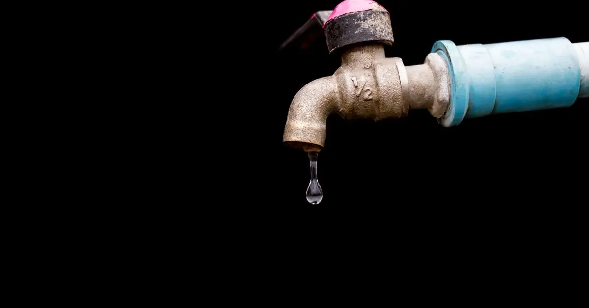 Tropfender Wasserhahn — Sinnbild für kleine Geldfehler beim Berufseinstieg
