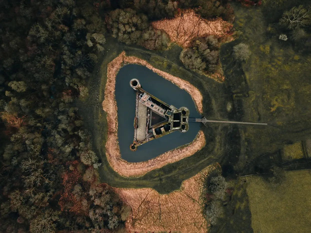 Burg mit Wassergraben aus der Luft — der Burggraben ist das Bild für den Schutz eines Geschäftsmodells
