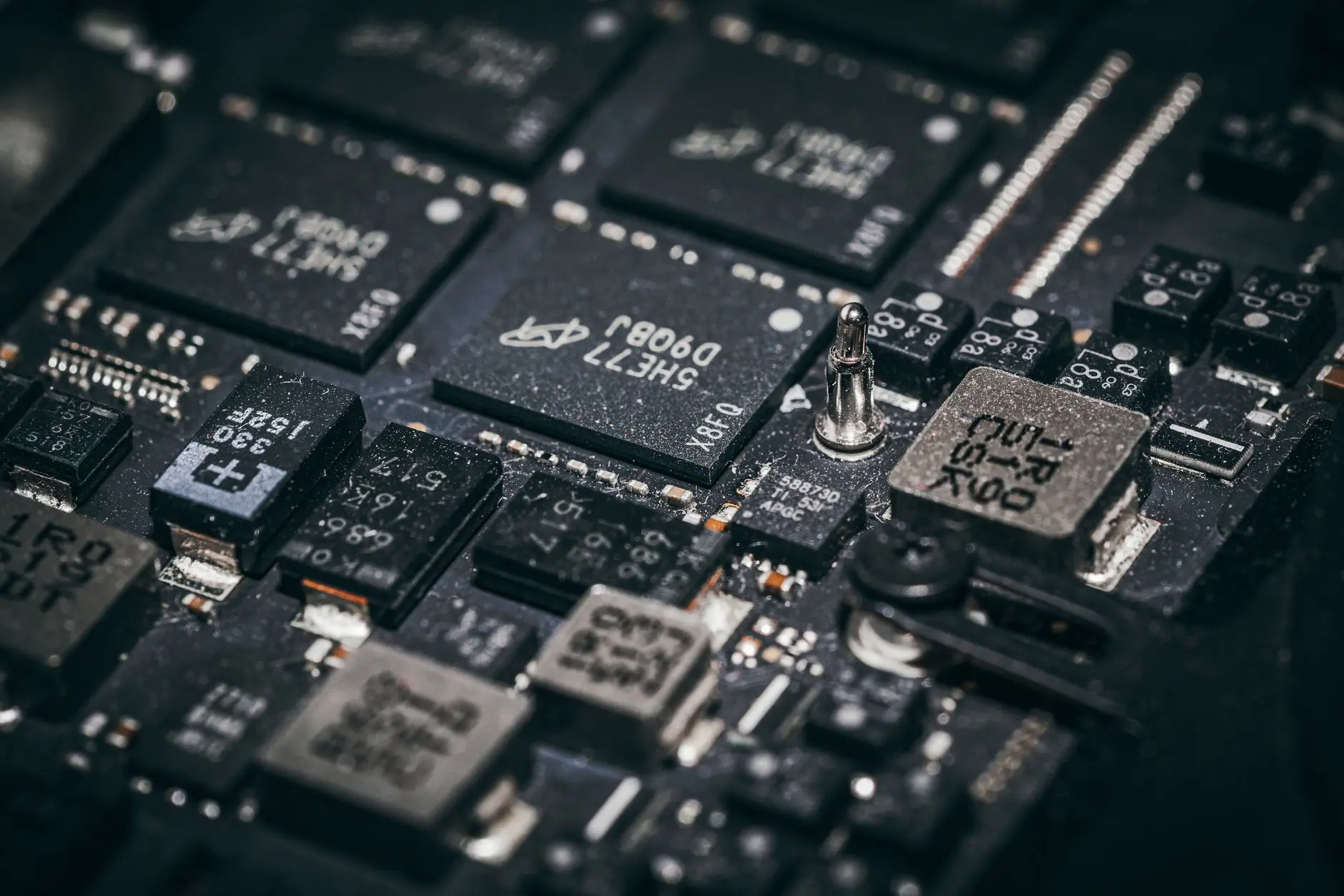 Nahaufnahme von Mikrochips auf einer Platine — Halbleiter gelten als Musterbeispiel einer zyklischen Branche
