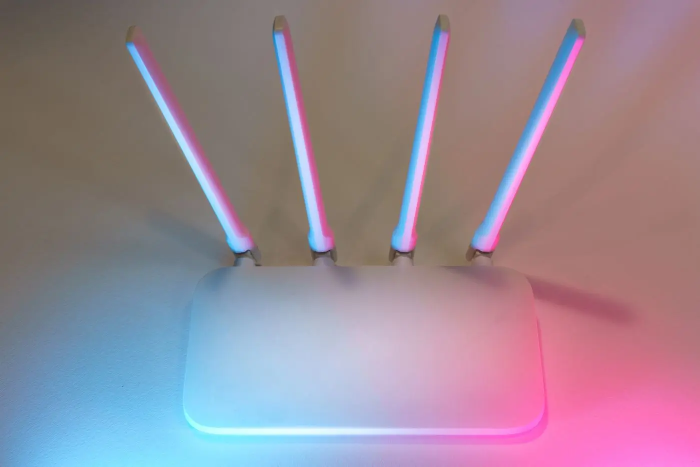 WLAN-Router mit Antennen — welche Anschlussart in der Wohnung möglich ist, entscheidet die Leitung im Haus