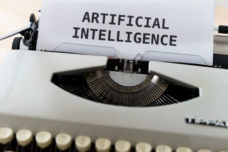 Schreibmaschine mit dem Wort Artificial Intelligence auf Papier, Symbolbild KI-Trends Finanzwelt
