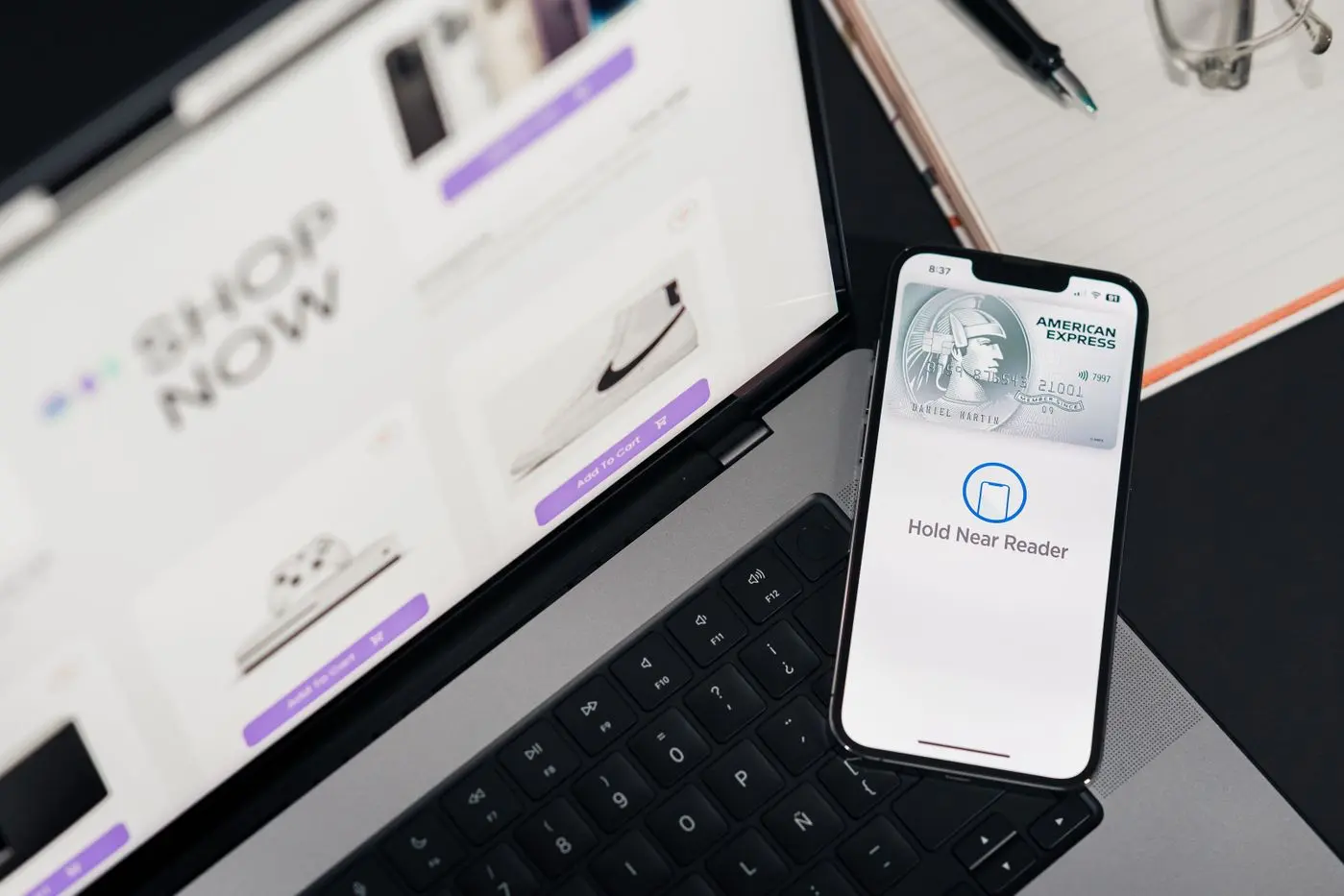 Smartphone mit Bezahl-App neben Laptop mit Online-Shop — bei Buy Now, Pay Later bleibt der Kredit unsichtbar