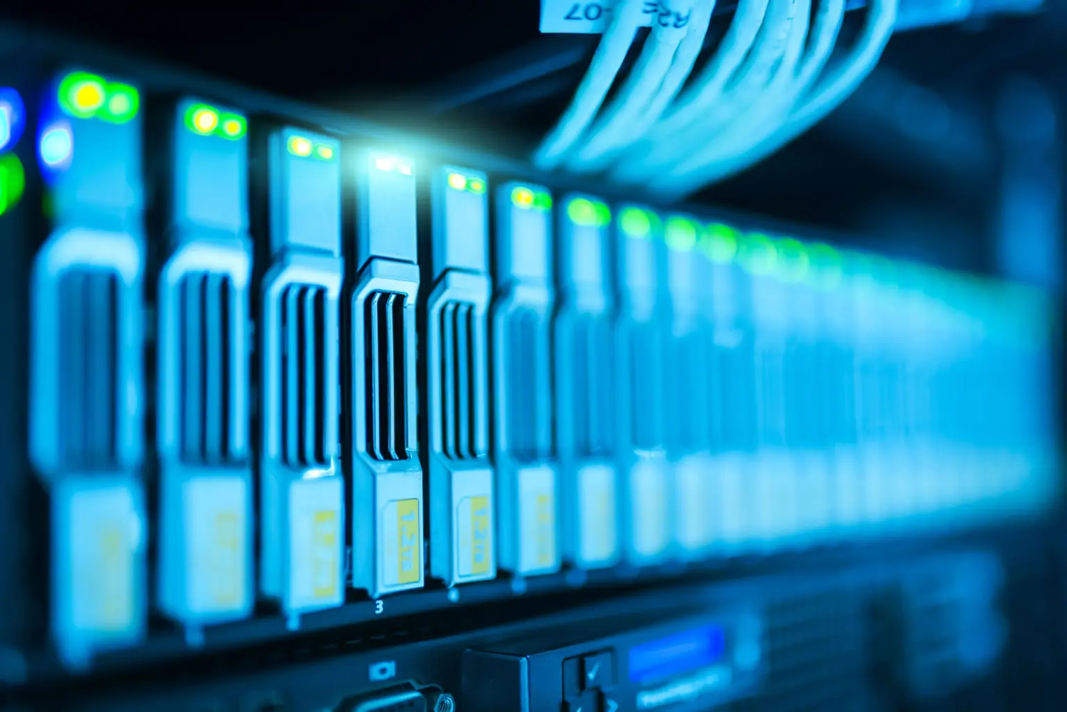 Nahaufnahme eines Krypto-Mining-Rigs mit beleuchteten Platinen