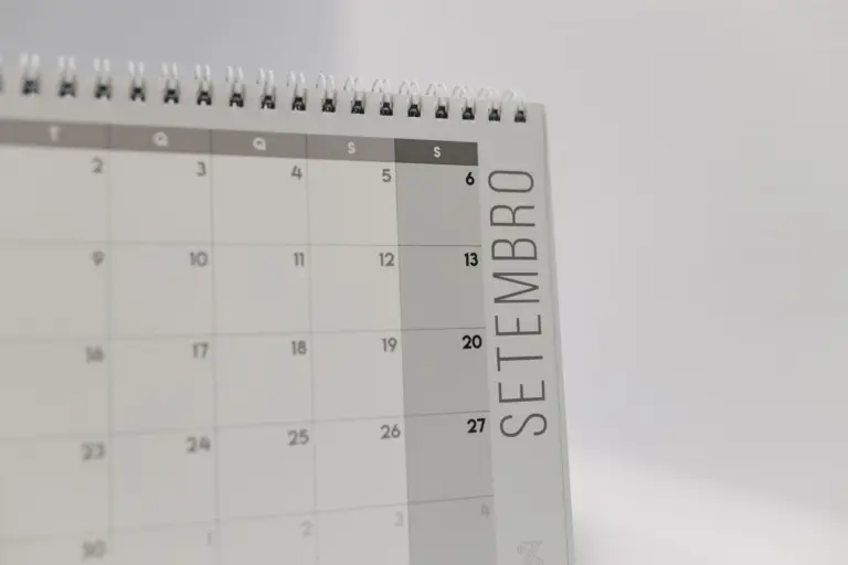 Kalenderblatt mit dem Monat September in minimalistischem Design