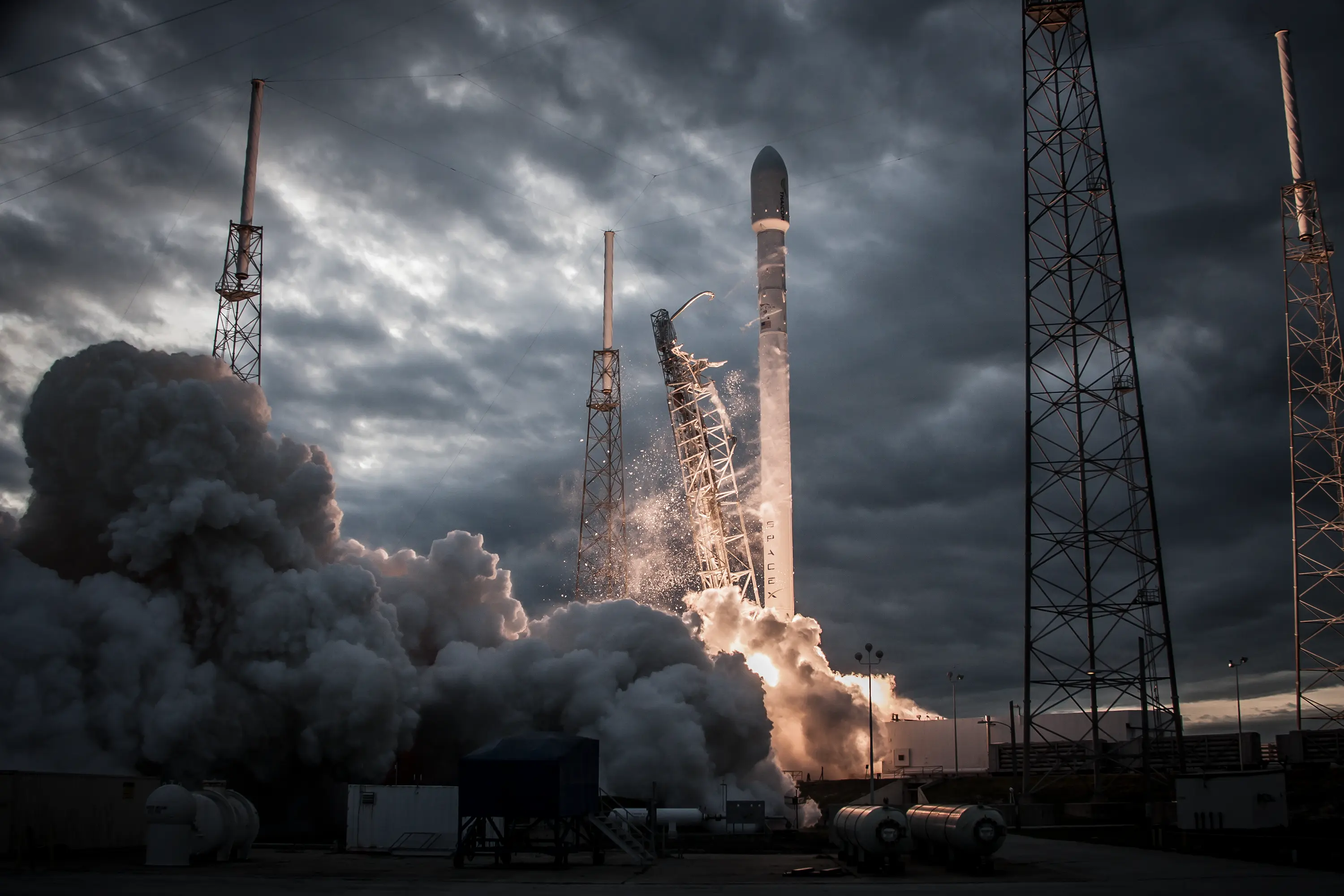 Rakete startet an einem bewölkten Tag vom Weltraumbahnhof