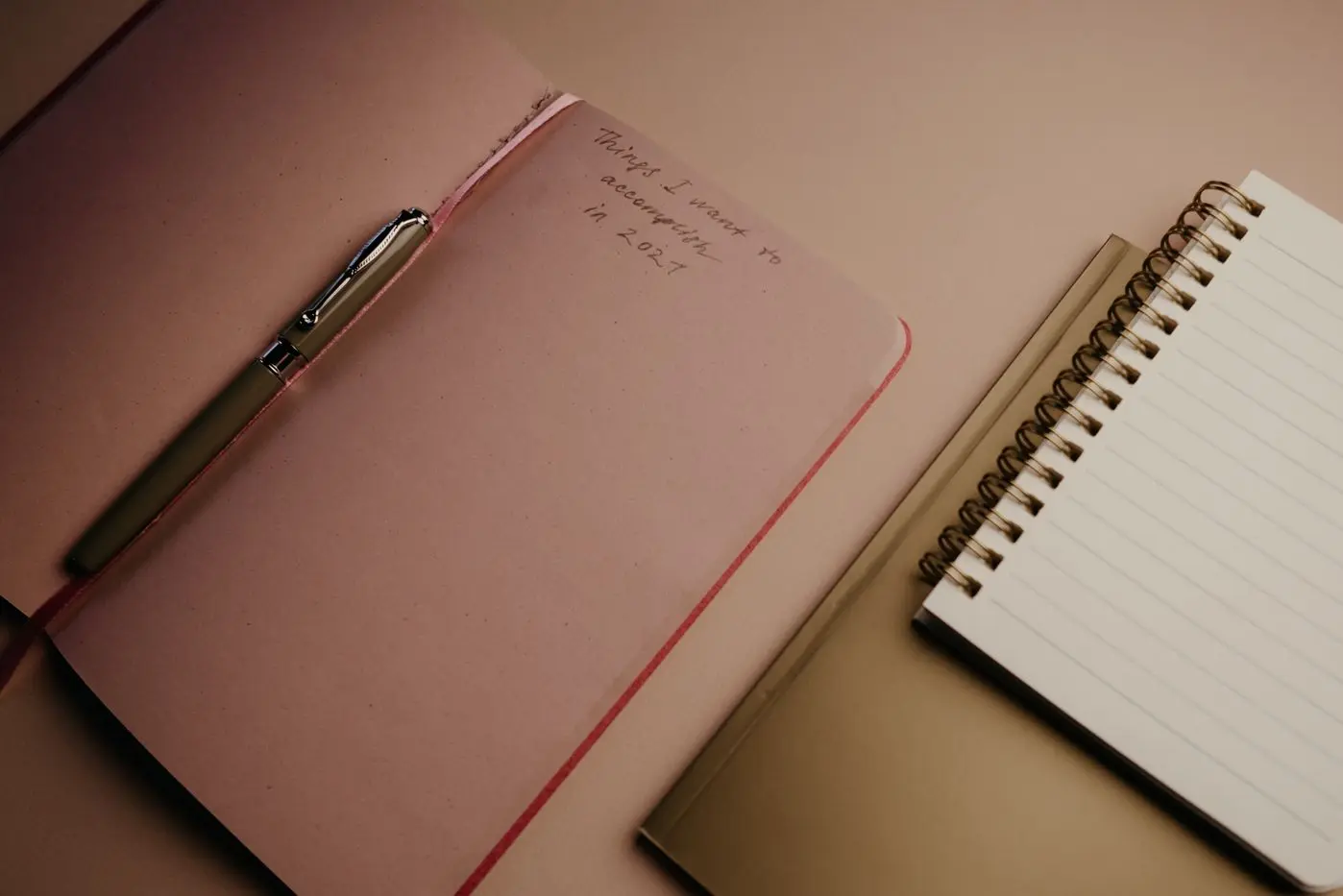 Aufgeschlagener Planer mit Stift — wer ein Sparziel aufschreibt, hält eher durch