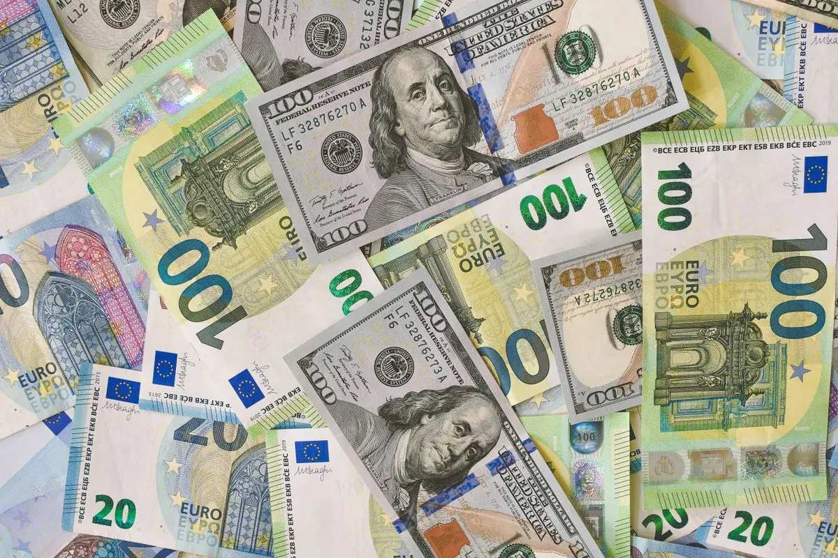 Euro- und Dollar-Banknoten nebeneinander — der Wechselkurs zwischen beiden schwankt seit 1999 deutlich