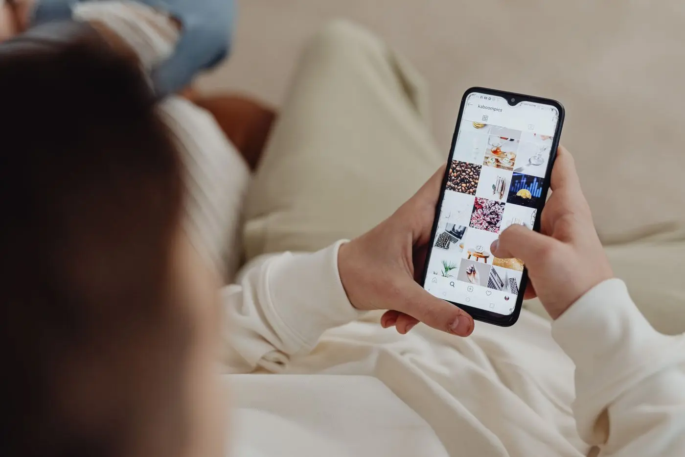 Person nutzt ihr Smartphone, um durch Instagram zu scrollen